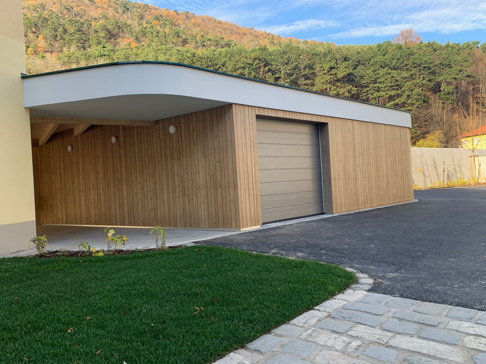 Holzfassade einer Garage von der Zimmerei Neumann GmbH